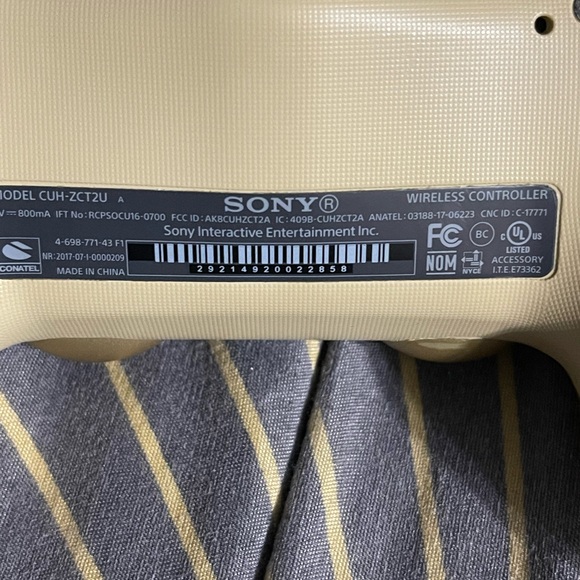 Gold ps4 controller 💛 - Picture 2 of 3